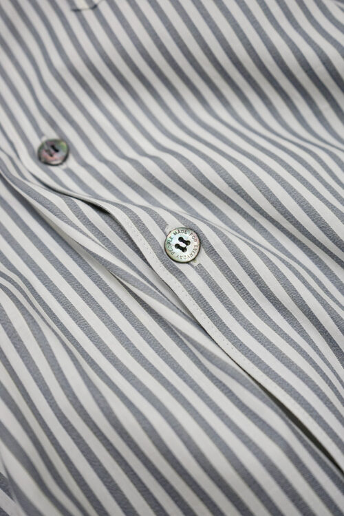10-buttons shirt